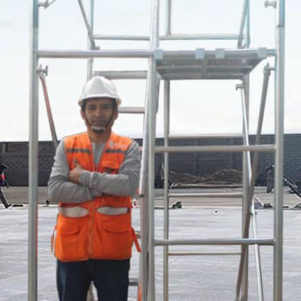 Trabajador de GERÜST en andamio Acrow